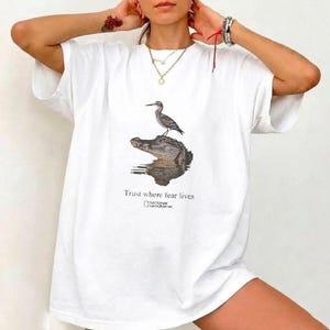T-shirt med rolig alligator och fågelmotiv, unisex bomullströja