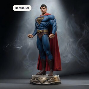 Può includere: Statua di Superman in posa classica, indossa un abito blu con l'iconico emblema "S", stivali marroni e un mantello rosso. La statua è su una base decorativa e ha un'etichetta "Bestseller".