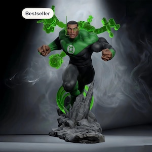 Puede incluir: Figura de acción de Green Lantern en pose dinámica, con un traje verde y negro. La figura está sobre una base rocosa, con efectos de energía verde. La palabra "Bestseller" está en un cuadro blanco.