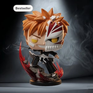 以下が含まれることがあります： アニメ「BLEACH」のキャラクターのフィギュア。オレンジ色の髪、赤の模様が入った白いマスク、黒い衣装が特徴です。赤いアクセントと剣が付いた岩の台座の上に立っています。