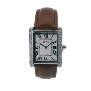 Puede incluir: Un reloj de pulsera rectangular con una correa de cuero marrón. La esfera del reloj es blanca con números romanos negros y la marca "FNS". La caja del reloj es plateada e incrustada con pequeños cristales transparentes.