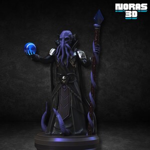 Peut inclure: Figurine imprimée en 3D représentant une créature humanoïde avec une tête et des tentacules violets, tenant un orbe bleu brillant et un bâton. La figurine porte une robe noire avec des accents argentés et un emblème de crâne. La base est sombre, avec le texte "NORAS 3D".