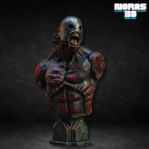 Op de afbeelding: Gedetailleerde buste van een monsterlijke figuur met een metalen helm en een open mond, die tanden laat zien. De torso van de figuur is dieprood met zichtbare spierdefinitie. De basis heeft een geometrisch ontwerp met een verweerde uitstraling. De tekst "NORAS 3D" staat in de rechterbovenhoek.