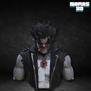 Puede incluir: Un busto impreso en 3D de un personaje de cómic con piel gris, ojos rojos y cabello negro. El personaje lleva una chaqueta de cuero negra con púas plateadas, una cadena plateada y un colgante. El personaje está fumando un cigarro. El texto "NORAS 3D" está en la esquina superior derecha.