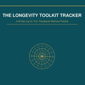 以下が含まれることがあります： ターコイズブルーの背景に、白い文字で「THE LONGEVITY TOOLKIT TRACKER」と書かれています。その下に「A 90-Day Log for Your Therapeutic Wellness Practice」と書かれています。下部には金色の円形グリッドデザインがあります。