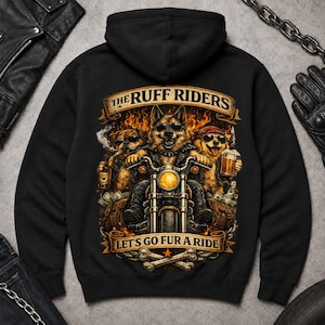 Könnte beinhalten: Schwarzer Kapuzenpullover mit einem Aufdruck von drei Hunden auf einem Motorrad. Die Hunde tragen Sonnenbrillen und Biker-Kleidung, mit Zigarre und Bier. Der Text lautet "THE RUFF RIDERS" und "LET'S GO FUR A RIDE".