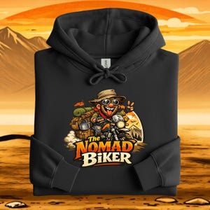 Könnte beinhalten: Rustikales Holzschild mit dem weißen Schriftzug "Welcome to our home". Das Schild hat eine Used-Optik und ein schlichtes, einladendes Design für den Eingangsbereich.