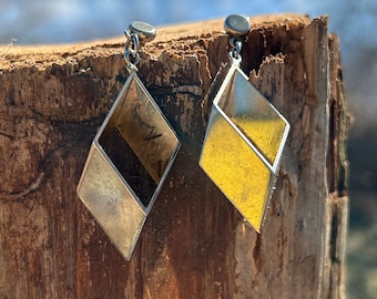 Dangling earrings diamond shaped gold tone