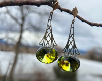 Earrings, dangling with post studs, Sparkly green filigree Eiffel Tower