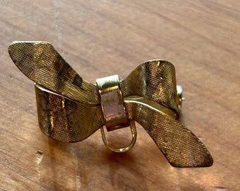 Pin gold tone ribbon bow pinback
