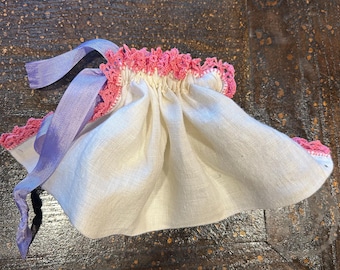Hankerchief sachet bag, repurposed, upcycled, medium bag drawstring pouch sewn from green lace edged white ivory vintage hankerchief