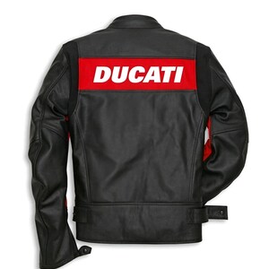 Pu&ograve; includere: Giacca da moto in pelle nera con una striscia rossa sulla parte superiore della schiena. La parola "DUCATI" &egrave; stampata in lettere bianche sulla striscia rossa. La giacca ha uno stile biker classico con colletto a revers e polsini con cerniera.