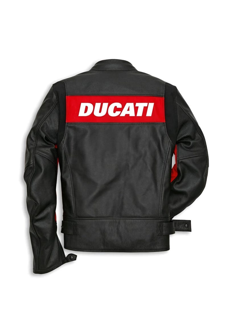 Pu&ograve; includere: Giacca da moto in pelle nera con una striscia rossa sulla parte superiore della schiena. La parola "DUCATI" &egrave; stampata in lettere bianche sulla striscia rossa. La giacca ha uno stile biker classico con colletto a revers e polsini con cerniera.