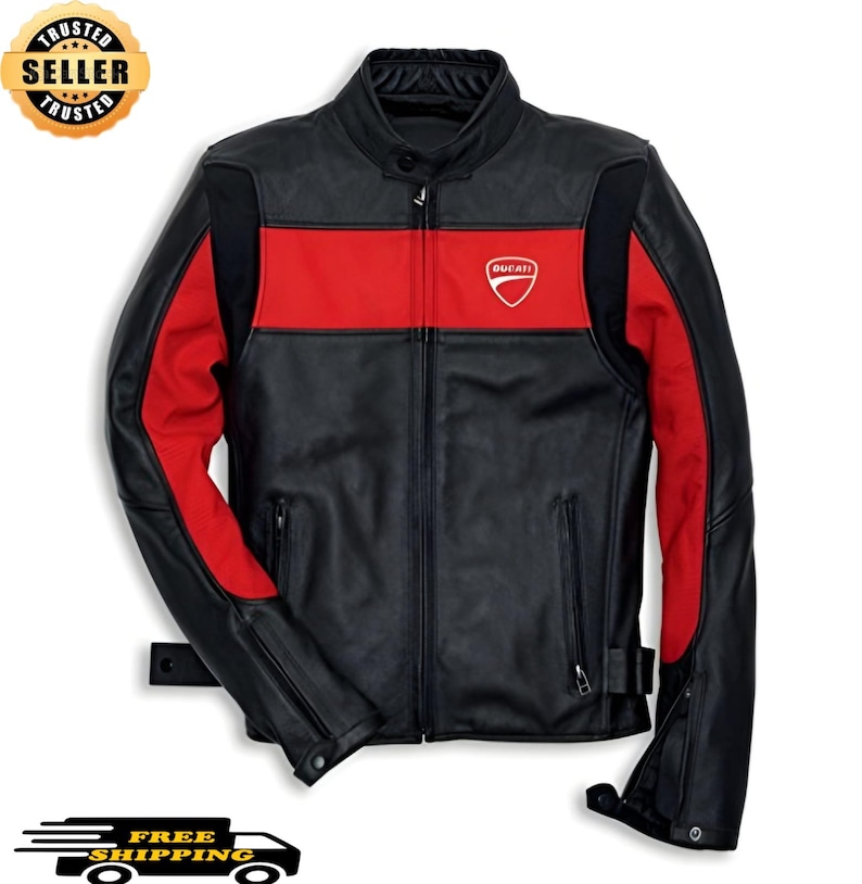 Pu&ograve; includere: Giacca da moto in pelle nera e rossa con collo alto e cerniera frontale. La giacca presenta una striscia rossa sul petto e il logo Ducati. Le maniche hanno dettagli rossi e tasche con cerniera.