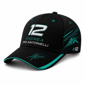 Könnte beinhalten: Eine schwarze Baseballkappe mit der weißen Nummer 12, dem Text ANDREA KIMI ANTONELLI und einer türkisfarbenen Unterschrift auf der Vorderseite. Die Seite zeigt ein türkisfarbenes Grafikmuster mit den Buchstaben AK und der Nummer 12 in Türkis und Weiß.
