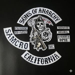 Op de afbeelding: Een verzameling geborduurde patches met het thema Sons of Anarchy. De patches bevatten de woorden "Sons of Anarchy", "Samcro", "California" en "President Men of Mayhem". Een centrale patch toont een Grim Reaper met een geweer.