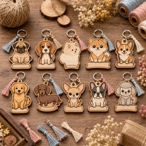 Può includere: Una collezione di dieci portachiavi in legno, ognuno con un'illustrazione di cane in stile cartone animato e una targhetta rettangolare vuota alla base. Ogni portachiavi include un anello di metallo e una piccola nappa decorativa.