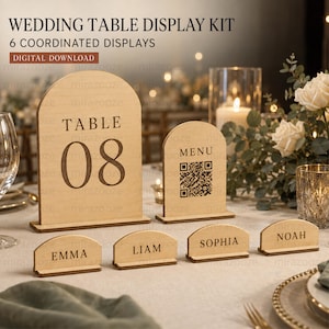 Puede incluir: Un kit de exhibición para mesas de boda con letreros arqueados de madera clara y texto oscuro. Incluye un letrero grande con el número de mesa 08, un menú con código QR y cuatro tarjetas de lugar arqueadas con los nombres Emma, Liam, Sophia y Noah.