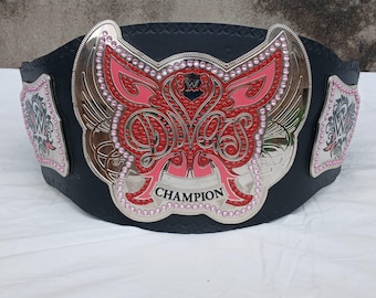 Replica della cintura di campionessa di wrestling femminile / Design a farfalla rosa, da collezione.