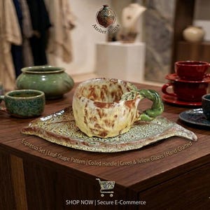 Può includere: Set da espresso con piatto a forma di foglia e tazza con manico a spirale. La tazza e il piatto hanno smalti verdi e gialli. Il set è fatto a mano.