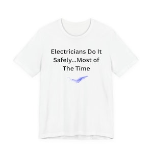 電気技師はほとんどの場合安全に作業しますTシャツ