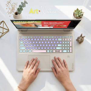 K&ouml;nnte beinhalten: Ein beigefarbener Laptop mit einer individuellen Tastaturfolie in Helllila, Hellblau und Hellrosa. Auf dem Bildschirm ist eine Website mit dem Text 'better eats' und 'Get better eats. Get healthier. Get discounts.' zu sehen. Das Logo 'Art-Nathaniel' ist sichtbar.