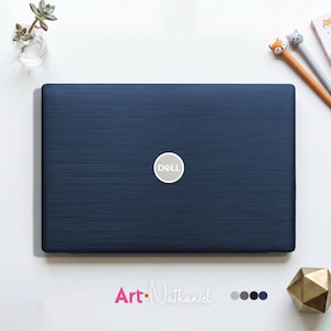 Op de afbeelding: Een donkerblauwe Dell-laptop met een geborstelde metaaltextuur op het deksel en een gecentreerd zilverkleurig Dell-logo. De laptop is horizontaal geplaatst en toont zijn rechthoekige vorm en een strak, modern ontwerp voor dagelijks gebruik.