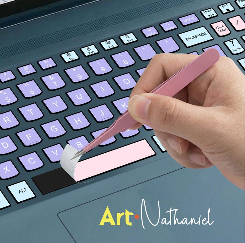 K&ouml;nnte beinhalten: Eine matte, rosafarbene Metallpinzette wird verwendet, um einen hellrosa, rechteckigen Tastaturaufkleber auf eine dunkelgraue Laptop-Tastatur mit hellvioletten Tasten aufzubringen. Der Text Art Nathaniel ist unten in Gelb und Wei&szlig; gedruckt.