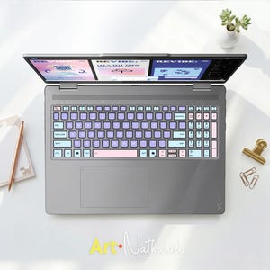 K&ouml;nnte beinhalten: Ein grauer Laptop mit einer individuellen Tastaturfolie in Pastellfarben, bestehend aus hellvioletten, hellblauen und zartrosa Tasten. Der Bildschirm zeigt eine digitale Benutzeroberfl&auml;che mit dem Text REVIBE und LET'S TELL THEM YOU HAVE IT.