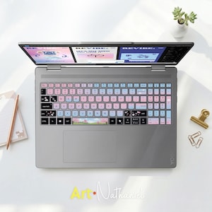 Puede incluir: Un portátil gris con una funda de teclado personalizada en degradado rosa y azul, decorada con motivos de flores de cerezo y pequeños iconos de nubes. La pantalla muestra un sitio web con el texto REVIBE y LET'S TELL THEM YOU HAVE IT.