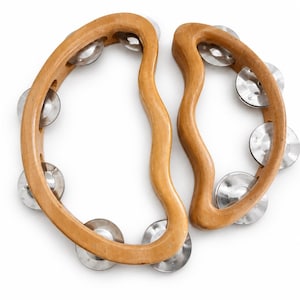 Peut inclure: Deux tambourins en bois avec une finition naturelle et des cymbalettes en métal argenté. Les tambourins ont un design incurvé et ergonomique avec une poignée centrale. Les cymbalettes sont espacées uniformément autour du cadre en bois.