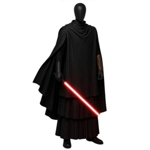 Op de afbeelding: Een zwart kostuum met een lange cape, handschoenen en een gelaagde rok. De figuur houdt een rood lichtzwaard vast, met een zwarte kop en lichaam. Het kostuum heeft gouden accenten op de rechterarm. De outfit wordt op een mannequin getoond.