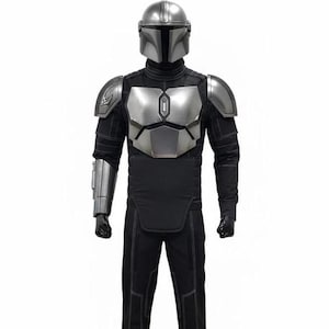 Pu&ograve; includere: Un costume completo con casco, pettorale, spallacci e protezione per l'avambraccio in metallo argentato. L'abito include una maglia nera a maniche lunghe con dettagli trapuntati, pantaloni neri abbinati con cuciture a vista e guanti neri.