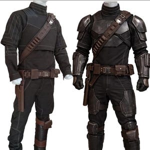 K&ouml;nnte beinhalten: Zwei schwarze taktische Outfits auf Schaufensterpuppen. Die Outfits umfassen schwarze Oberteile und Hosen, braune G&uuml;rtel mit Taschen und Holstern. Ein Outfit hat Schulterpanzer und Armsch&uuml;tzer. Beide haben braune Munitionsg&uuml;rtel.