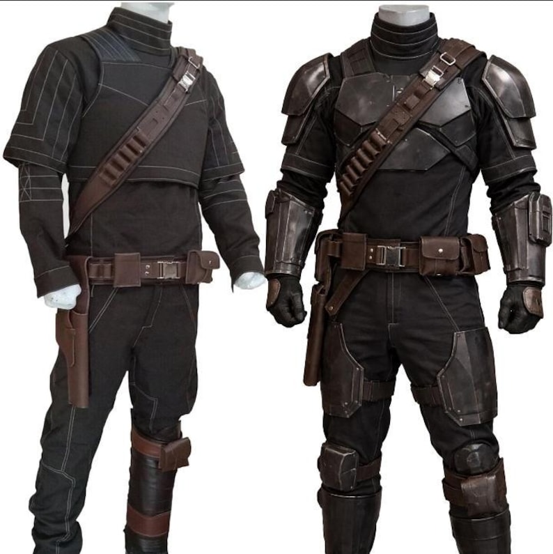 K&ouml;nnte beinhalten: Zwei schwarze taktische Outfits auf Schaufensterpuppen. Die Outfits umfassen schwarze Oberteile und Hosen, braune G&uuml;rtel mit Taschen und Holstern. Ein Outfit hat Schulterpanzer und Armsch&uuml;tzer. Beide haben braune Munitionsg&uuml;rtel.