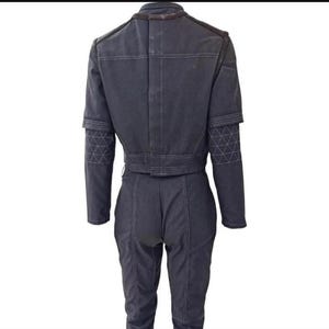 Puede incluir: Mono gris oscuro con chaqueta corta y pantal&oacute;n a juego. La chaqueta tiene cuello y detalles en los hombros marrones, con mangas estampadas geom&eacute;tricas. El pantal&oacute;n es de cintura alta y ajustado. El mono est&aacute; hecho de una tela resistente.