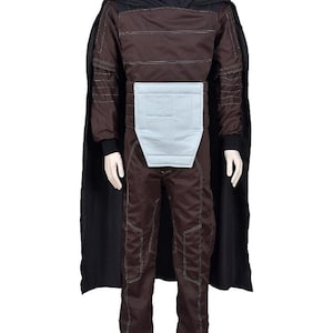 Puede incluir: Un disfraz marr&oacute;n con una capa negra. El atuendo incluye una parte superior de cuello alto, pantalones y un panel frontal azul claro. Las costuras blancas detallan las costuras. El disfraz est&aacute; dise&ntilde;ado para cosplay o eventos tem&aacute;ticos.