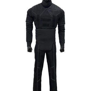 Pu&ograve; includere: Un set di costume in stile tattico nero composto da una maglia a maniche lunghe con collo alto, un pannello imbottito sul petto e in vita e pantaloni abbinati. L'intero completo &egrave; caratterizzato da cuciture bianche a vista e toppe.
