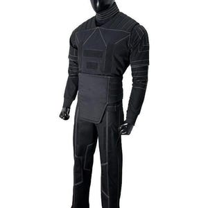 Pu&ograve; includere: Un completo nero composto da maglia a maniche lunghe e pantaloni, caratterizzato da collo alto, pannello pettorale strutturato e fascia in vita rinforzata. Il capo presenta cuciture bianche a contrasto che formano motivi geometrici sul tessuto.