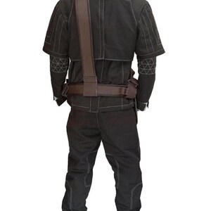 K&ouml;nnte beinhalten: Ein schwarzes Kost&uuml;m mit wei&szlig;en N&auml;hten, bestehend aus einer Jacke mit kurzen &Auml;rmeln und geometrischen Mustern an den Armen, kombiniert mit einer passenden Hose. Ein brauner G&uuml;rtel und Schulterriemen vervollst&auml;ndigen das Outfit. Das Kost&uuml;m ist f&uuml;r Cosplay oder Themenveranstaltungen konzipiert.