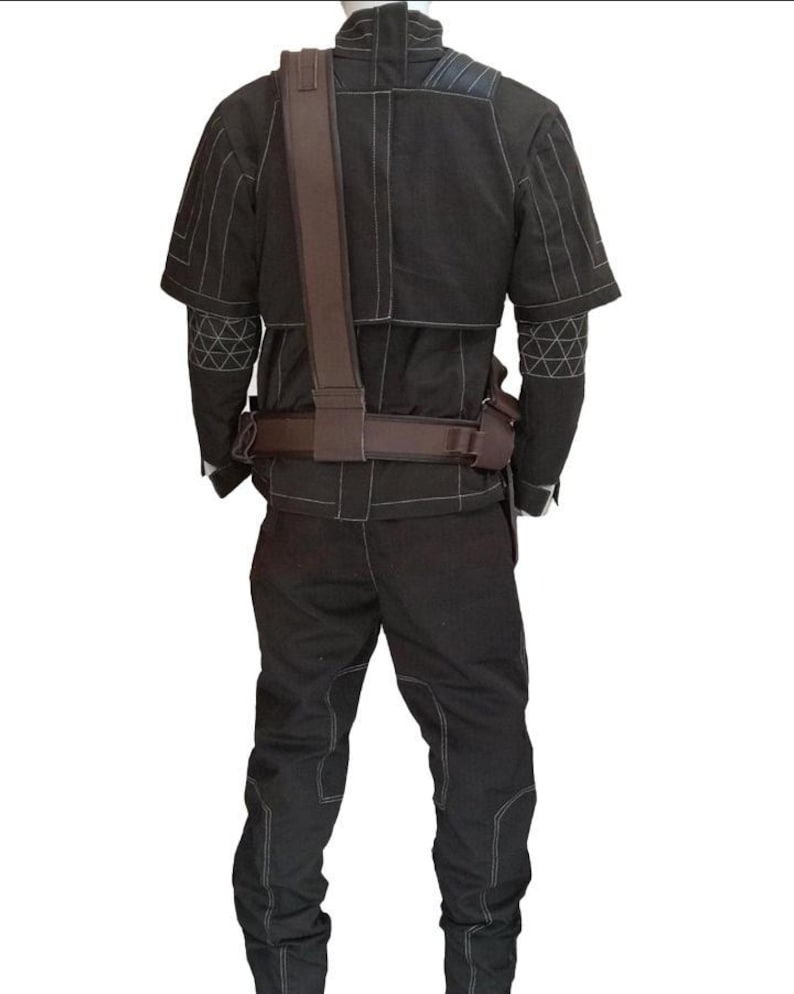 K&ouml;nnte beinhalten: Ein schwarzes Kost&uuml;m mit wei&szlig;en N&auml;hten, bestehend aus einer Jacke mit kurzen &Auml;rmeln und geometrischen Mustern an den Armen, kombiniert mit einer passenden Hose. Ein brauner G&uuml;rtel und Schulterriemen vervollst&auml;ndigen das Outfit. Das Kost&uuml;m ist f&uuml;r Cosplay oder Themenveranstaltungen konzipiert.