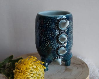 Drachenkreatur Becher handgefertigt, texturierte Keramiktasse, Fantasy Ritualbecher, skulpturale Keramik, Dark Fantasy-Dekor, einzigartige Handwerkertasse
