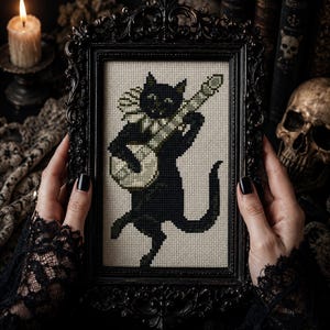 Korsstygnsmönster med svart katt i PDF-format, broderi med gotisk musiker, nedladdning av häxdekor