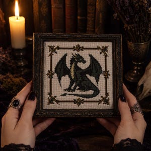 Schema per punto croce in PDF di un drago nero fantasy, ricamo gotico e medievale