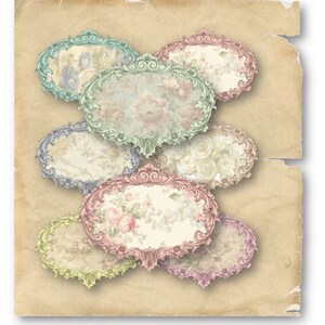 Pu&ograve; includere: Una collezione di sette cornici ovali con decorazioni floreali ornate e colori pastello. Le cornici sono sovrapposte e hanno un'estetica vintage.