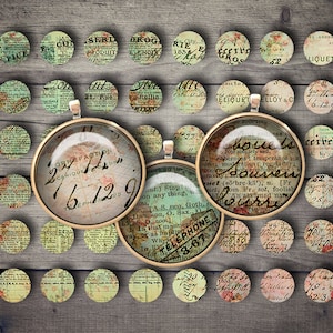 Op de afbeelding: Twee glazen cabochons met gouden frames en kettingen, met vintage tekst en bloemmotieven. De cabochons worden omringd door kleinere, ronde, gepatroneerde papieren cirkels.
