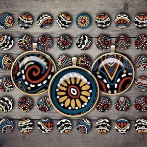 Könnte beinhalten: Sortiment von 25 runden, bunten, gemusterten Glascabochons mit schwarzem Hintergrund. Die Cabochons sind in einem Kreis auf einer Holzoberfläche angeordnet.