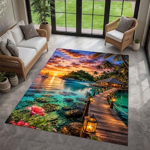 Peut inclure: Un tapis rectangulaire représentant une scène de coucher de soleil tropical vibrant. Le motif montre une jetée en bois avec des lanternes lumineuses s'étendant sur une eau turquoise vers une île luxuriante, des palmiers et un voilier.