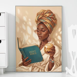 Puede incluir: Impresión artística de una mujer negra con turbante y gafas, leyendo una Santa Biblia turquesa y sosteniendo un café. La obra de arte utiliza una paleta de colores neutros con acentos dorados y una luz suave y cálida.