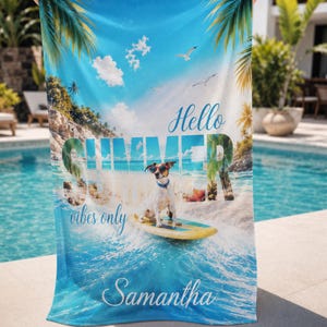 Puede incluir: Una toalla de playa azul con temática de verano. La toalla presenta las palabras "Hello SUMMER" y "vibes only" con un perro en una tabla de surf. El nombre "Samantha" también está impreso en la toalla.